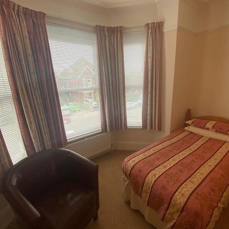 Landguard Lodge Guest House Shipley  Extérieur photo