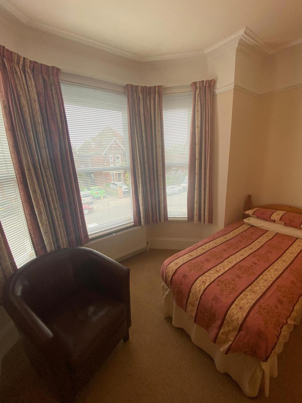 Landguard Lodge Guest House Shipley  Extérieur photo